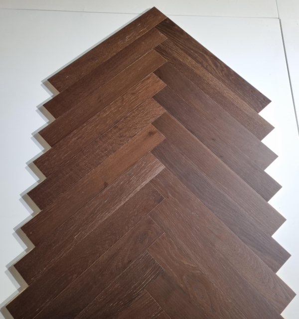 Rovere prefinito a 2 strati a spina italiana 90°, spazzolato,spigolo vivo,verniciato col. coffee,scelta natura, mm 10×65-70×400-600,legno nobile 3 mm