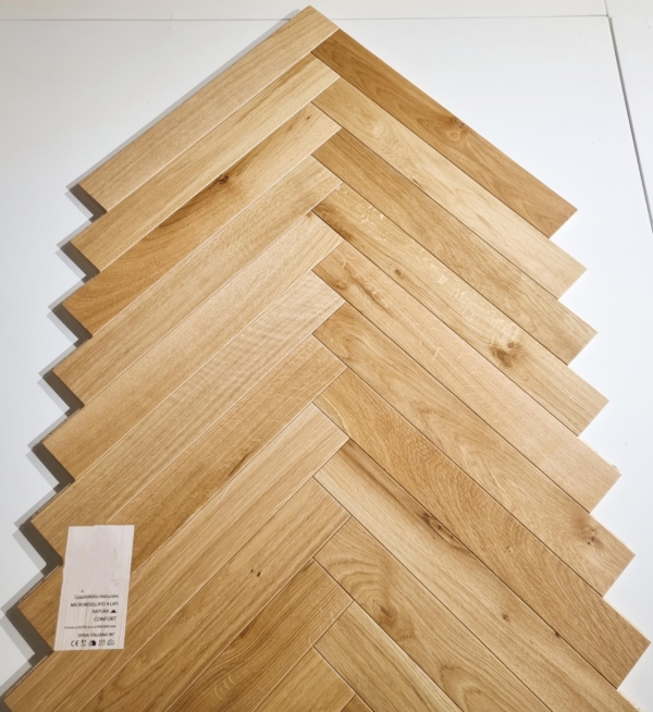 Rovere prefinito a spina italiana 90°,spazzolato,micro bisellato,verniciato naturale,scelta natura, mm 10×65-70×400-600,legno nobile 3 mm